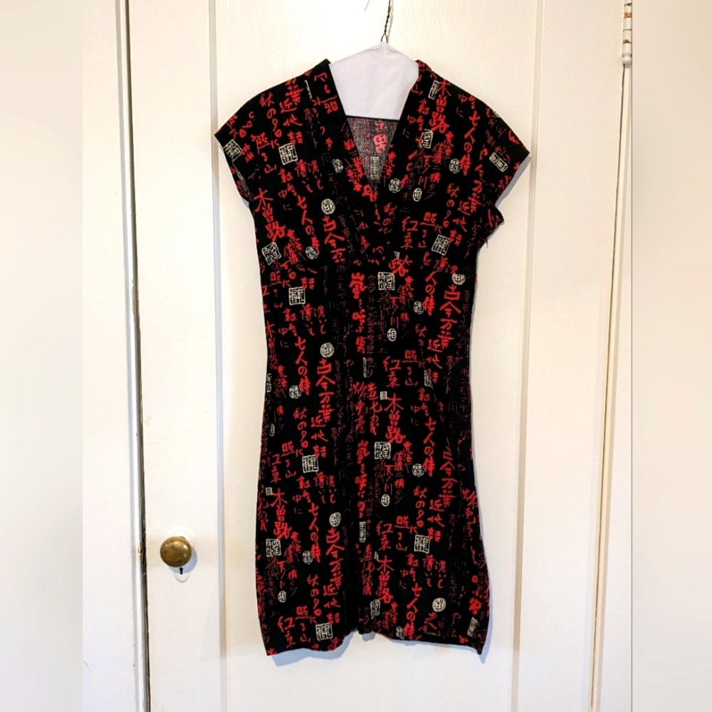 Cute little cocktail dress. Small, side zip.